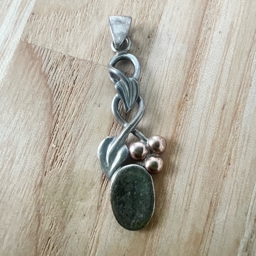 Vintage 925 Sterling silver 9k gold vine leaf pendant
